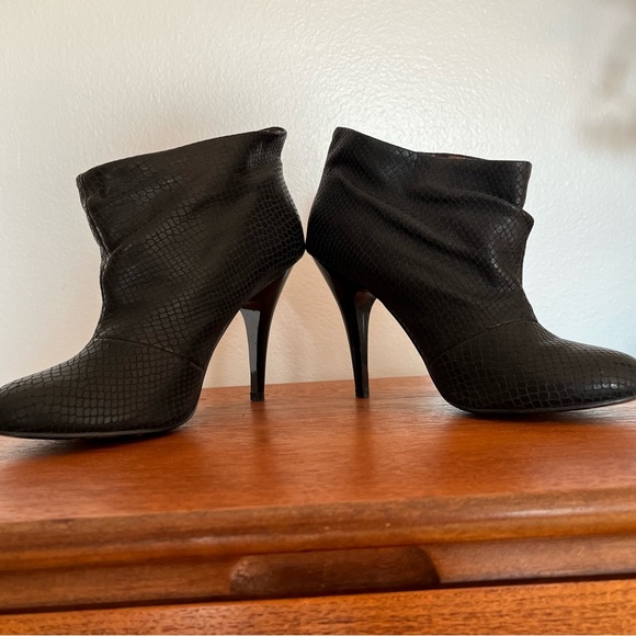 BETSY JOHNSON Slouch Bootie/Ankle Boot, Excellent Condition, Size 8M - Picture 3 of 13